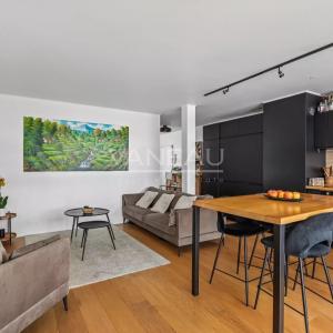 PARIS VIIe - Rue Clerc - Etage élevé avec balcon terrasse.