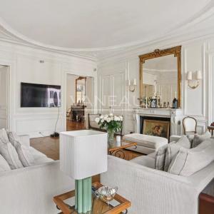 Paris VIIIe - A proximité du parc Monceau et de l’Etoile.