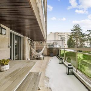 Terrasse et balcon. Cave et parking