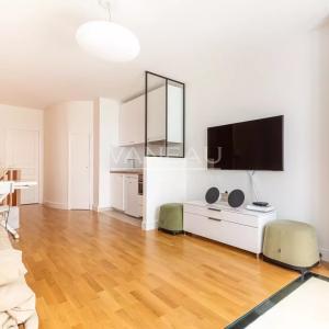 PARIS XVIe - VICTOR HUGO - Magnifique deux pièces au calme absol