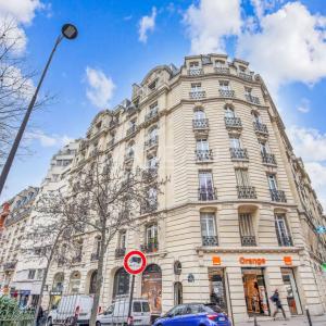 PARIS XVe - Adolphe Cherioux - Studio en dernier étage