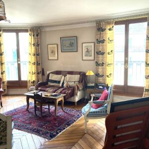 PARIS 9e - Grand Appartement - 230 m² - 5 chambres -