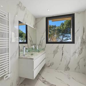 Mougins : Villa contemporaine d’exception avec vue mer panoramiq