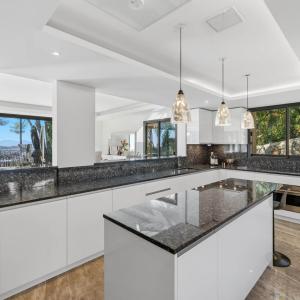 Mougins : Villa contemporaine d’exception avec vue mer panoramiq