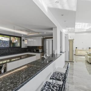 Mougins : Villa contemporaine d’exception avec vue mer panoramiq