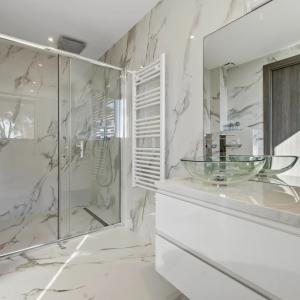 Mougins : Villa contemporaine d’exception avec vue mer panoramiq