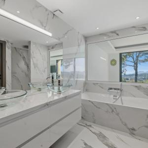 Mougins : Villa contemporaine d’exception avec vue mer panoramiq