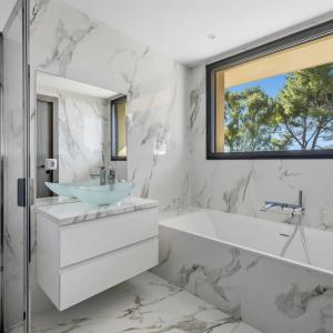 Mougins : Villa contemporaine d’exception avec vue mer panoramiq