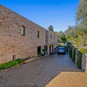 Mougins : Villa contemporaine d’exception avec vue mer panoramiq