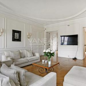 Paris VIIIe - A proximité du parc Monceau et de l’Etoile.