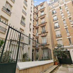 PARIS XVe - Place du General Beuret - Appartement deux pièces en