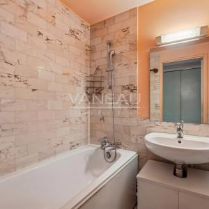 PARIS IXe - Nouvelle Athènes/ rue Pigalle - Studio avec loggia -