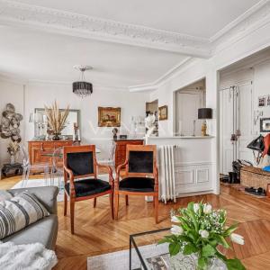 Paris XVe - Croix Nivert : Appartement quatre pièces, charme de 