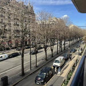 Paris VIII - Avenue Montaigne - Appartement de caractère