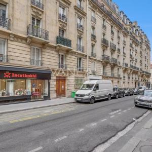 Paris 15ème - Ernest Renan - charmant deux pièces en étage élevé