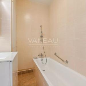 Paris VIIe - PLACE DE BRETEUIL - Appartement avec terrasse