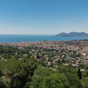 A VENDRE CANNES LE CANNET  VILLA SPACIEUSE DOMAINE PRIVE