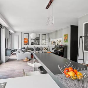 Paris VIIIe - Avenue Montaigne / Place François 1er