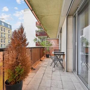 Paris VIIe - PLACE DE BRETEUIL - Appartement avec terrasse