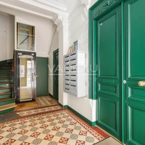 PARIS XV - Villa Poirier : Appartement trois pièces à rénover