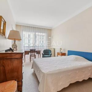 Paris VIIe - PLACE DE BRETEUIL - Appartement avec terrasse