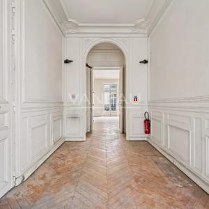 Paris VIII - Triangle d'or - Appartement de caractère traversant