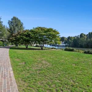 Courbevoie / Front de Seine / vue Tour Eiffel