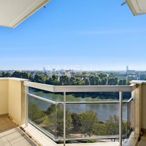 Courbevoie / Front de Seine / vue Tour Eiffel