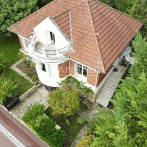 Sceaux (92330) - Villa de six pièces avec jardin fruitier -