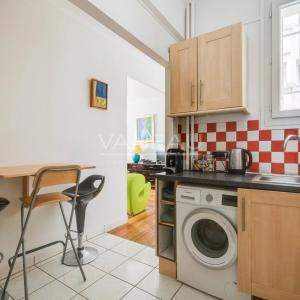 PARIS XVe - Volontaires : Appartement deux pièces au calme