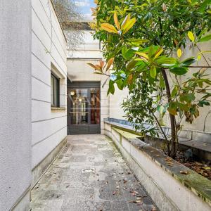 PARIS XVe - Commerce : Appartement familial avec balcon au calme