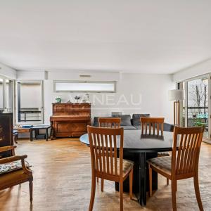 PARIS XVe - Commerce : Appartement familial avec balcon au calme