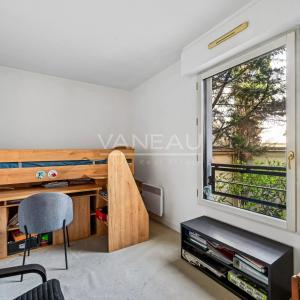 PARIS XVe - Commerce : Appartement familial avec balcon au calme