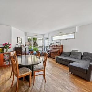 PARIS XVe - Commerce : Appartement familial avec balcon au calme