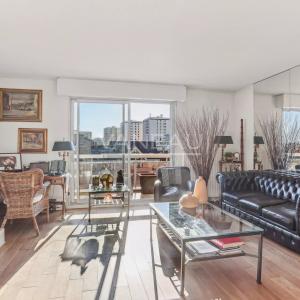 Suresnes/Mairie - Appartement dernier étage avec terrasse et bal