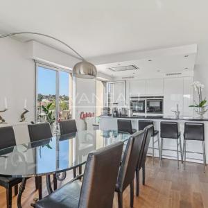 Suresnes/Mairie - Appartement dernier étage avec terrasse et bal