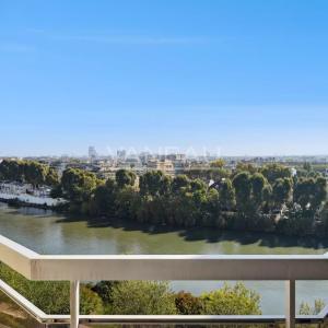 Courbevoie / Front de Seine / vue Tour Eiffel