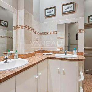 Paris XVIe - IENA - Place de l'Amiral de Grasse.