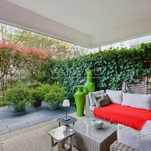 Boulogne - Terrasse au calme sur jardin, sans vis à vis exposée sud