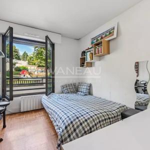 SURESNES - Appartement familial avec terrasse et balcon.