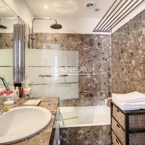 PARIS VIe -  DEUX PIECES POUR PIED A TERRE IDEAL  BAIL CODE CIVI