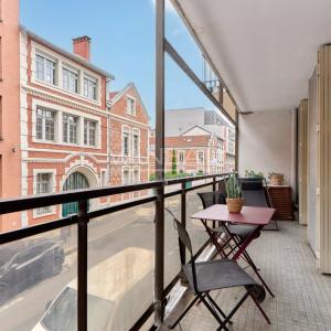 PARIS XVe - Volontaires : Appartement familial avec balcon