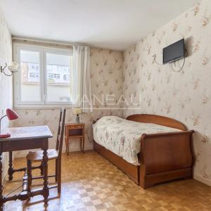 PARIS XVe - Volontaires : Appartement familial avec balcon