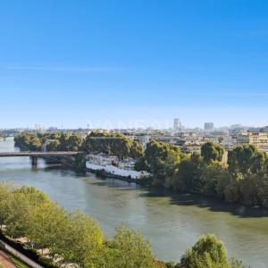 Courbevoie / Front de Seine / vue Tour Eiffel