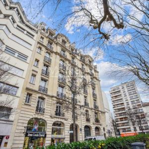 PARIS XVe - Adolphe Cherioux - Studio en dernier étage