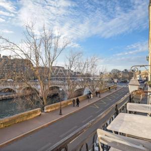 PARIS 1er – VUE DÉGAGÉE SUR LA SEINE – À 10 MINUTES DU LOUVRE – 