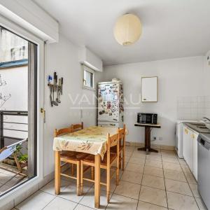 PARIS XVe - Commerce : Appartement familial avec balcon au calme
