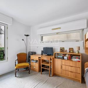 PARIS XVe - Commerce : Appartement familial avec balcon au calme