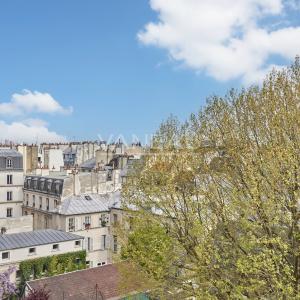 Paris IVe - Saint Paul - Deux pièces dernier étage ascenseur balcon