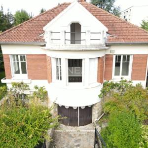 Sceaux (92330) - Villa de six pièces avec jardin fruitier -